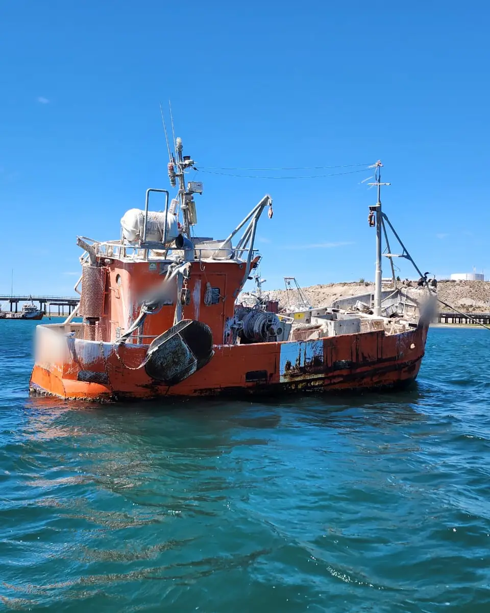 Buque pesquero fondeado cerca de la costa